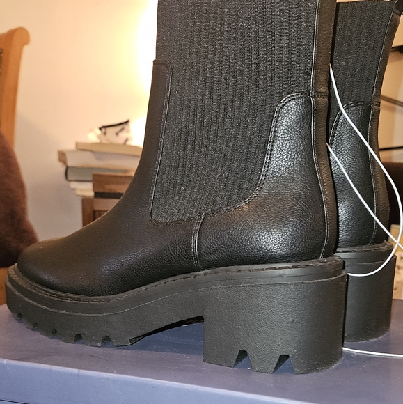 Universal Thread Women's Kyrie Chunky Heel Ankle Sock Boots size 13 - Picture 5 of 7